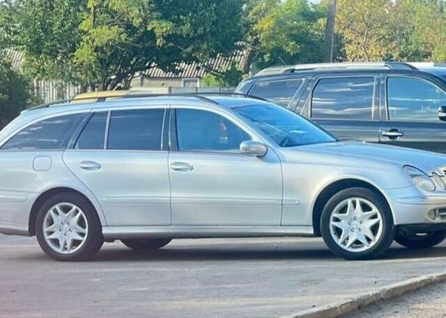 Серый Мерседес 220, объемом двигателя 2.1 л и пробегом 210 тыс. км за 5250 $, фото 1 на Automoto.ua