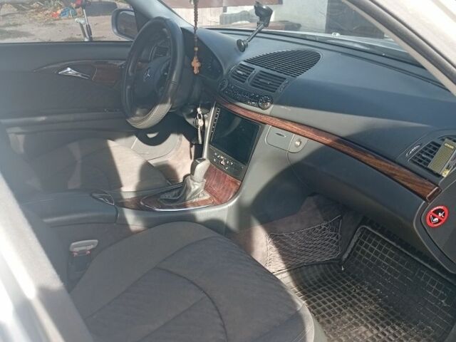 Сірий Мерседес 220, об'ємом двигуна 2.7 л та пробігом 265 тис. км за 4800 $, фото 2 на Automoto.ua