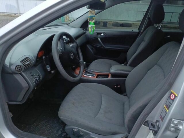 Серый Мерседес 220, объемом двигателя 2.1 л и пробегом 250 тыс. км за 4200 $, фото 4 на Automoto.ua