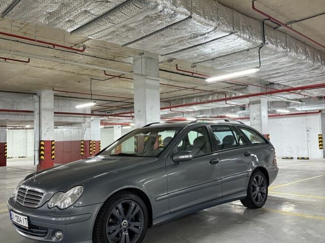 Серый Мерседес 220, объемом двигателя 2.1 л и пробегом 315 тыс. км за 6800 $, фото 1 на Automoto.ua