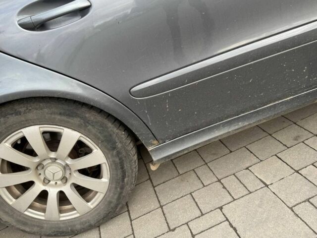 Сірий Мерседес 220, об'ємом двигуна 1.8 л та пробігом 319 тис. км за 5200 $, фото 4 на Automoto.ua