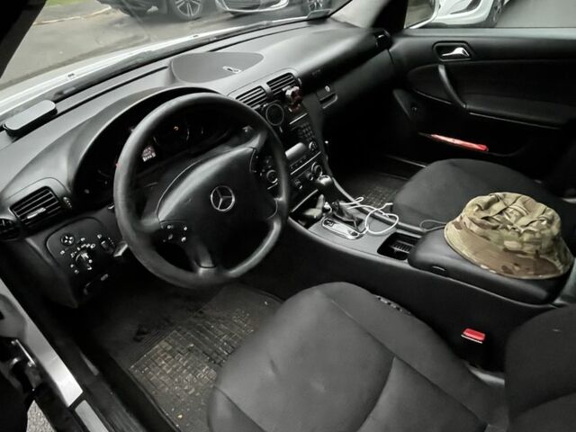 Серый Мерседес 220, объемом двигателя 2.2 л и пробегом 360 тыс. км за 3117 $, фото 7 на Automoto.ua