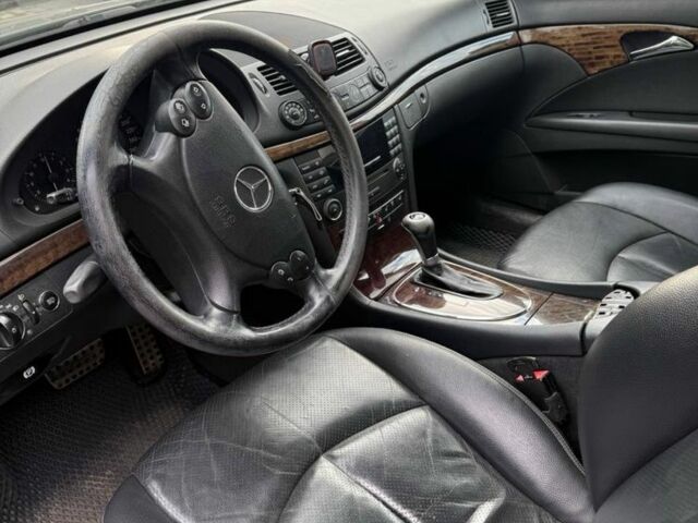 Сірий Мерседес 220, об'ємом двигуна 1.8 л та пробігом 319 тис. км за 5200 $, фото 7 на Automoto.ua