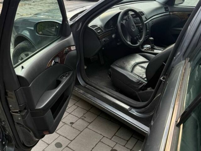 Сірий Мерседес 220, об'ємом двигуна 1.8 л та пробігом 319 тис. км за 5200 $, фото 6 на Automoto.ua