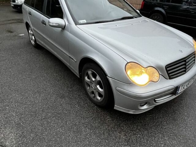 Серый Мерседес 220, объемом двигателя 2.2 л и пробегом 360 тыс. км за 3117 $, фото 2 на Automoto.ua