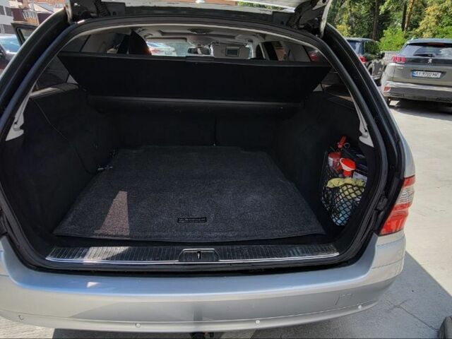 Серый Мерседес 220, объемом двигателя 2.1 л и пробегом 350 тыс. км за 9000 $, фото 4 на Automoto.ua