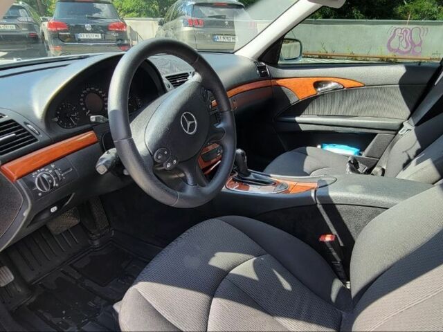 Серый Мерседес 220, объемом двигателя 2.1 л и пробегом 350 тыс. км за 9000 $, фото 3 на Automoto.ua