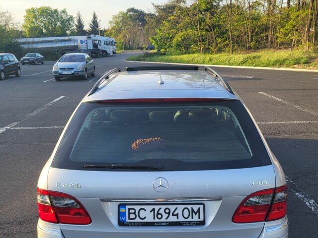 Серый Мерседес 220, объемом двигателя 2.1 л и пробегом 383 тыс. км за 8800 $, фото 4 на Automoto.ua