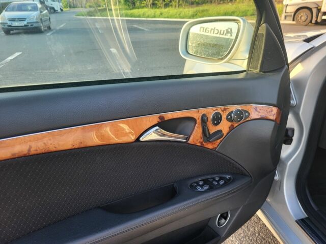 Серый Мерседес 220, объемом двигателя 2.1 л и пробегом 383 тыс. км за 8800 $, фото 11 на Automoto.ua