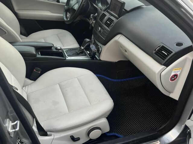 Сірий Мерседес 220, об'ємом двигуна 2.1 л та пробігом 292 тис. км за 7200 $, фото 5 на Automoto.ua