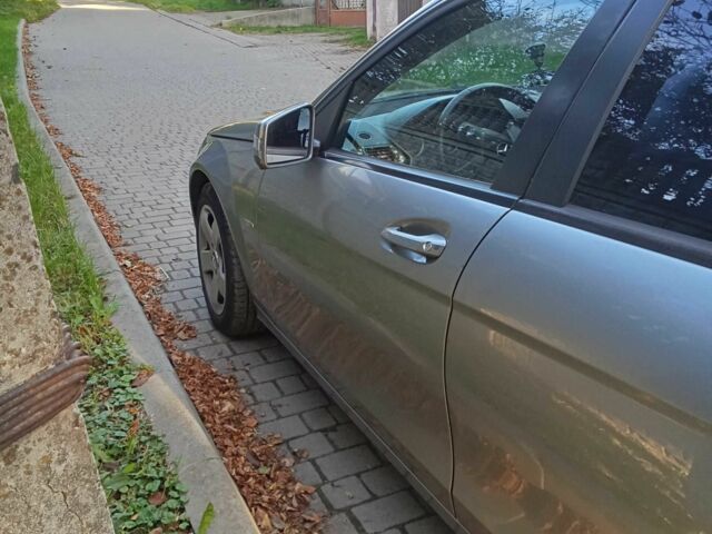 Сірий Мерседес 220, об'ємом двигуна 2.2 л та пробігом 402 тис. км за 7200 $, фото 1 на Automoto.ua