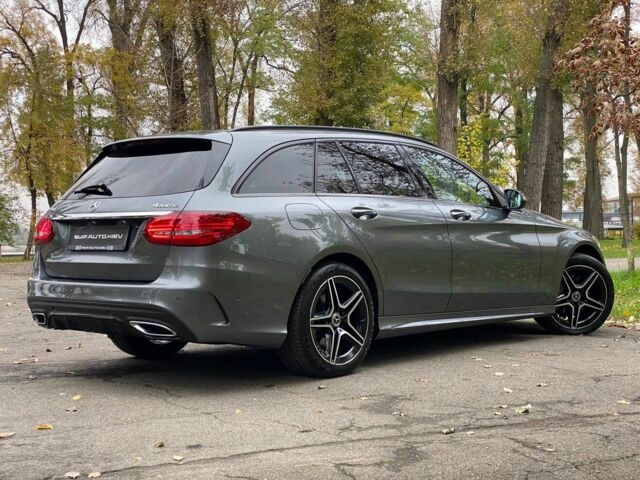 Серый Мерседес 220, объемом двигателя 2 л и пробегом 190 тыс. км за 26900 $, фото 1 на Automoto.ua