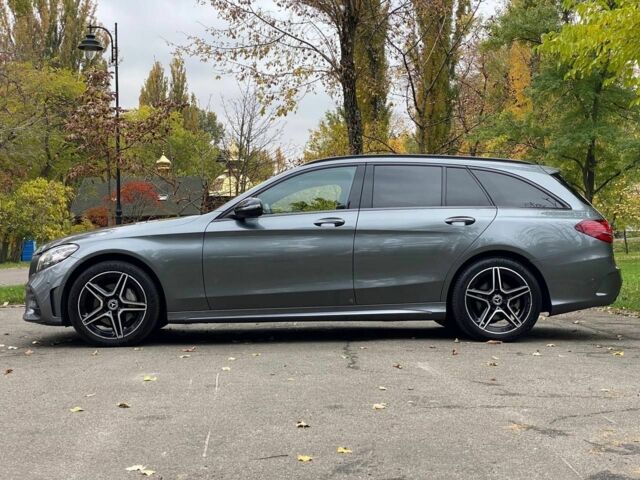 Серый Мерседес 220, объемом двигателя 2 л и пробегом 190 тыс. км за 26900 $, фото 3 на Automoto.ua