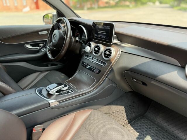 Сірий Мерседес 220, об'ємом двигуна 2.1 л та пробігом 108 тис. км за 27900 $, фото 5 на Automoto.ua