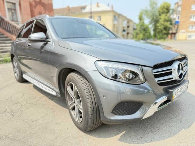 Сірий Мерседес 220, об'ємом двигуна 2.1 л та пробігом 108 тис. км за 27900 $, фото 4 на Automoto.ua