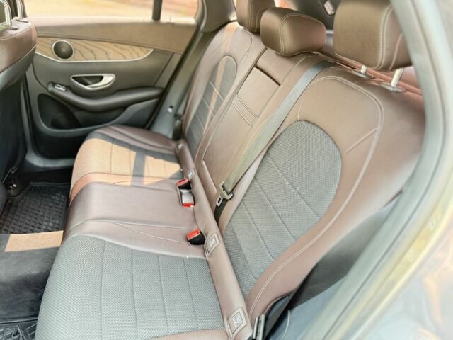 Сірий Мерседес 220, об'ємом двигуна 2.1 л та пробігом 108 тис. км за 27900 $, фото 7 на Automoto.ua