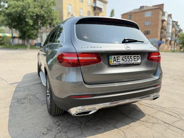 Сірий Мерседес 220, об'ємом двигуна 2.1 л та пробігом 108 тис. км за 27900 $, фото 1 на Automoto.ua