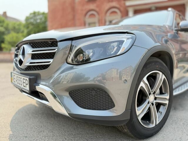 Сірий Мерседес 220, об'ємом двигуна 2.1 л та пробігом 108 тис. км за 27900 $, фото 2 на Automoto.ua