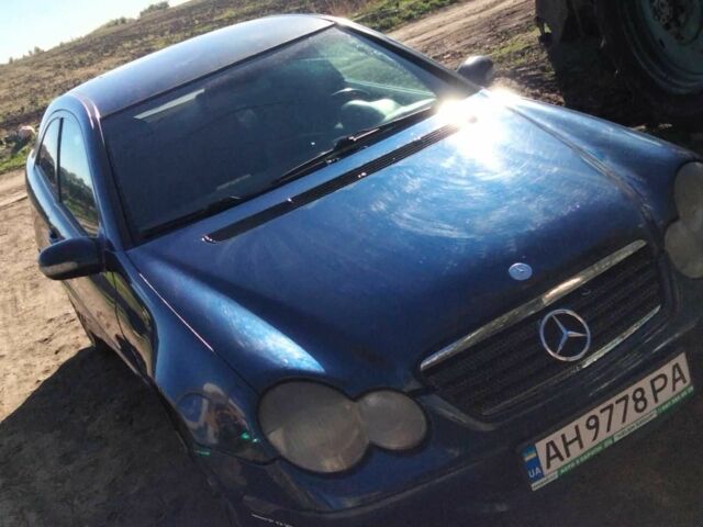 Синий Мерседес 220, объемом двигателя 2.1 л и пробегом 200 тыс. км за 2900 $, фото 2 на Automoto.ua