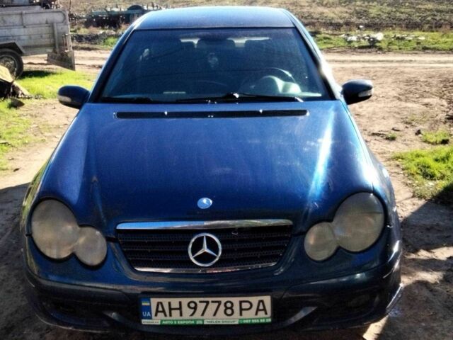 Синий Мерседес 220, объемом двигателя 2.1 л и пробегом 200 тыс. км за 2900 $, фото 6 на Automoto.ua