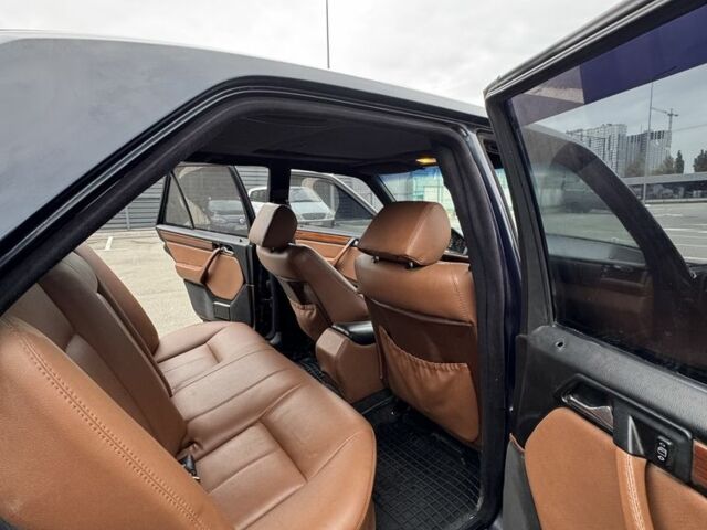 Синий Мерседес 220, объемом двигателя 2.3 л и пробегом 370 тыс. км за 2700 $, фото 2 на Automoto.ua