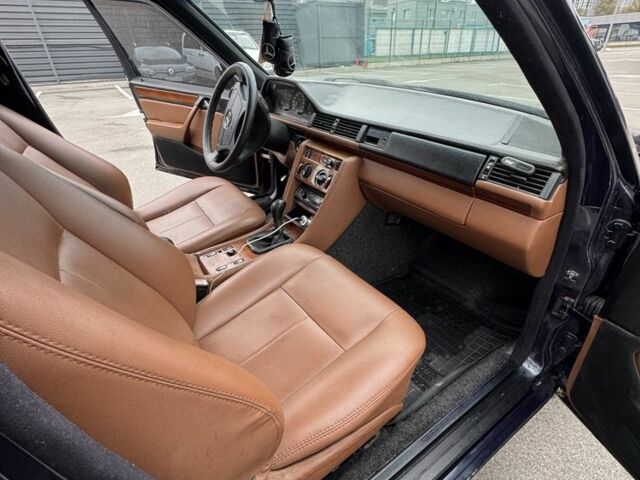 Синий Мерседес 220, объемом двигателя 2.3 л и пробегом 370 тыс. км за 2700 $, фото 7 на Automoto.ua