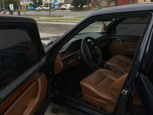 Синий Мерседес 220, объемом двигателя 2.3 л и пробегом 370 тыс. км за 2700 $, фото 4 на Automoto.ua