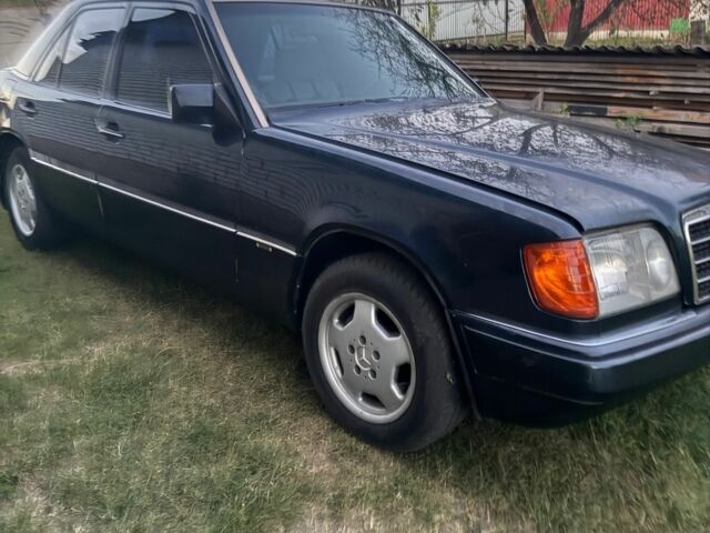 Синій Мерседес 220, об'ємом двигуна 2.2 л та пробігом 3 тис. км за 2000 $, фото 1 на Automoto.ua