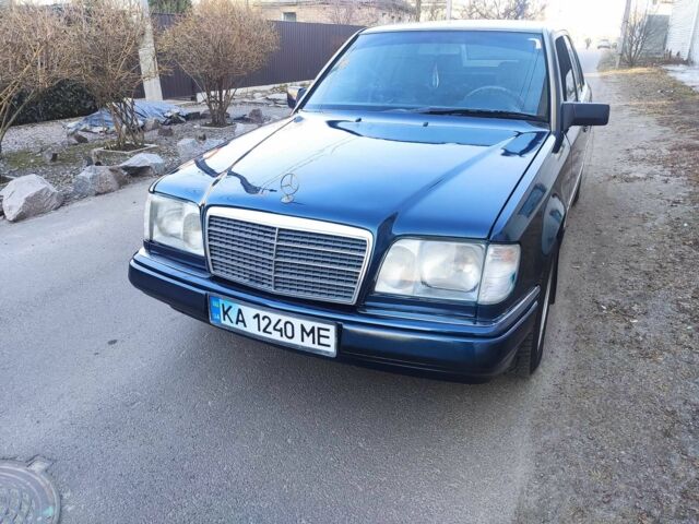 Синій Мерседес 220, об'ємом двигуна 2.2 л та пробігом 409 тис. км за 3300 $, фото 1 на Automoto.ua