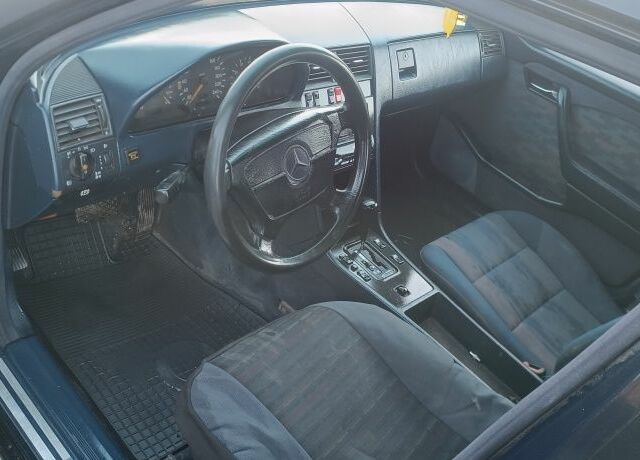 Синій Мерседес 220, об'ємом двигуна 2 л та пробігом 500 тис. км за 1550 $, фото 5 на Automoto.ua