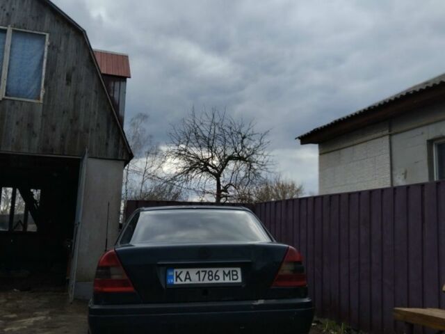 Синий Мерседес 220, объемом двигателя 2.2 л и пробегом 4 тыс. км за 710 $, фото 2 на Automoto.ua