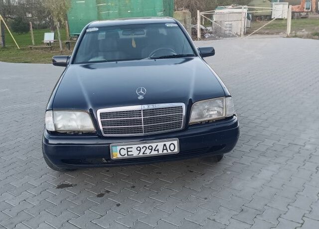 Синій Мерседес 220, об'ємом двигуна 2 л та пробігом 500 тис. км за 1550 $, фото 1 на Automoto.ua