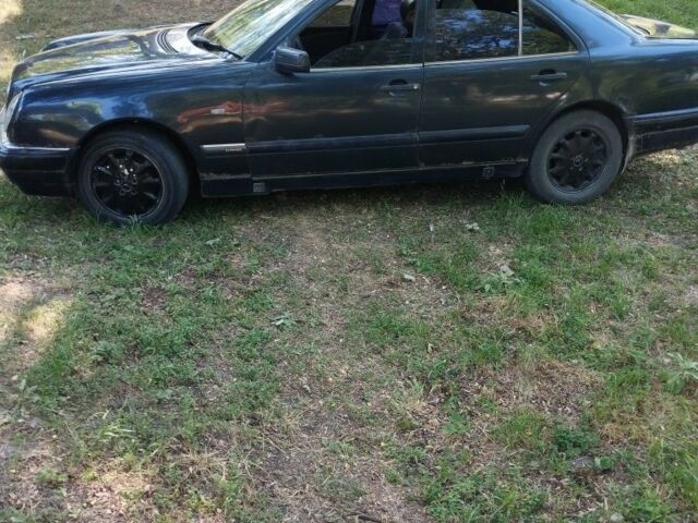 Синій Мерседес 220, об'ємом двигуна 2 л та пробігом 530 тис. км за 2474 $, фото 1 на Automoto.ua