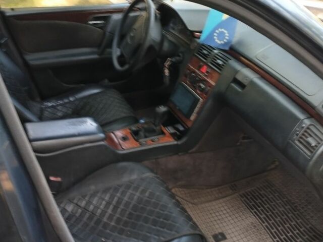 Синій Мерседес 220, об'ємом двигуна 2 л та пробігом 530 тис. км за 2474 $, фото 3 на Automoto.ua