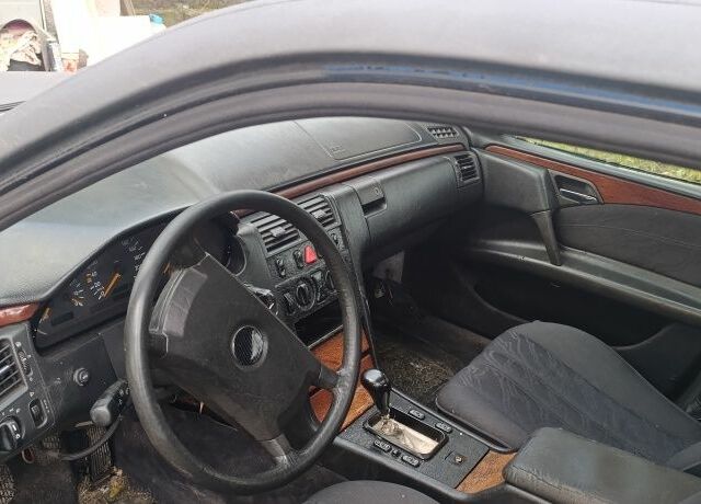 Синий Мерседес 220, объемом двигателя 2 л и пробегом 999 тыс. км за 500 $, фото 3 на Automoto.ua