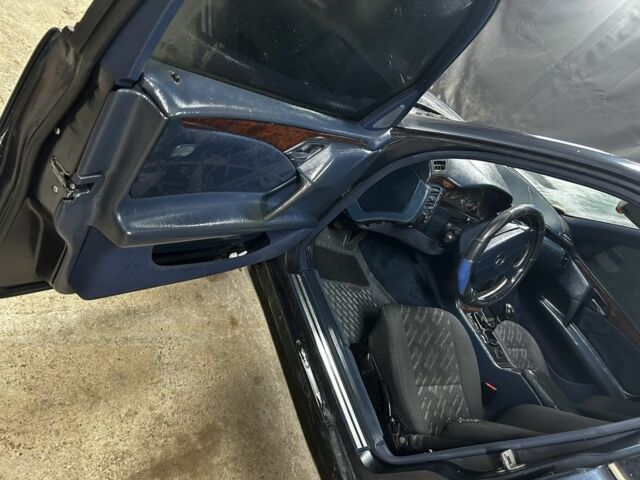 Синий Мерседес 220, объемом двигателя 2.2 л и пробегом 250 тыс. км за 900 $, фото 12 на Automoto.ua