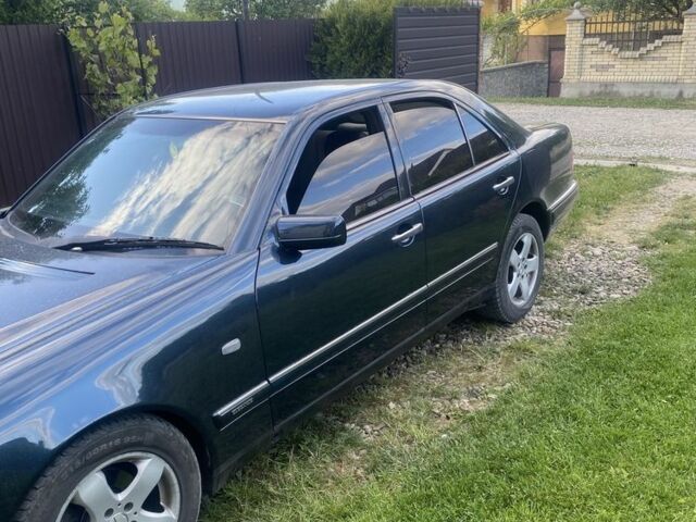 Синій Мерседес 220, об'ємом двигуна 2.2 л та пробігом 370 тис. км за 3500 $, фото 4 на Automoto.ua