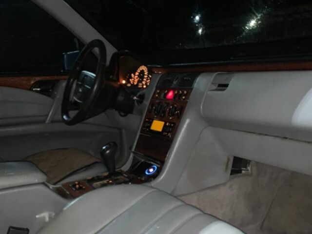 Синій Мерседес 220, об'ємом двигуна 2 л та пробігом 350 тис. км за 2450 $, фото 5 на Automoto.ua