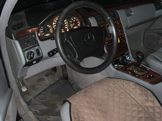 Синій Мерседес 220, об'ємом двигуна 2 л та пробігом 350 тис. км за 2450 $, фото 6 на Automoto.ua