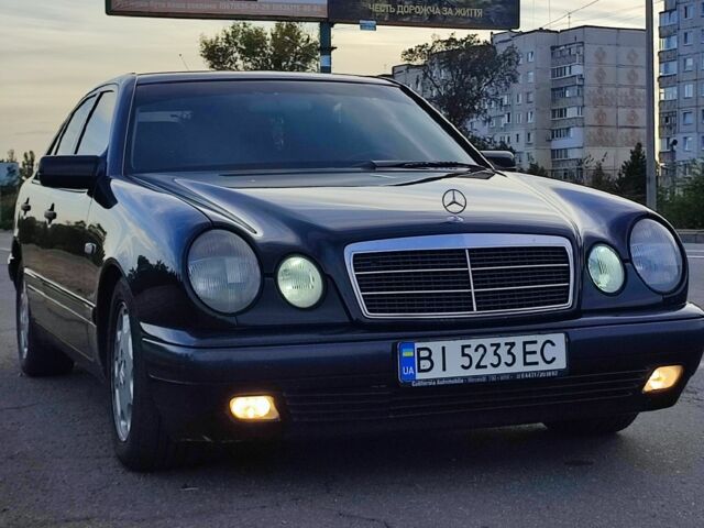 Синий Мерседес 220, объемом двигателя 2.1 л и пробегом 370 тыс. км за 4500 $, фото 7 на Automoto.ua