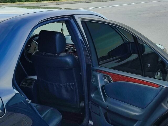 Синий Мерседес 220, объемом двигателя 2.1 л и пробегом 370 тыс. км за 4500 $, фото 6 на Automoto.ua