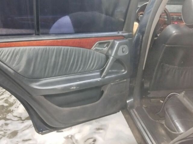 Синій Мерседес 220, об'ємом двигуна 2.2 л та пробігом 349 тис. км за 2300 $, фото 1 на Automoto.ua