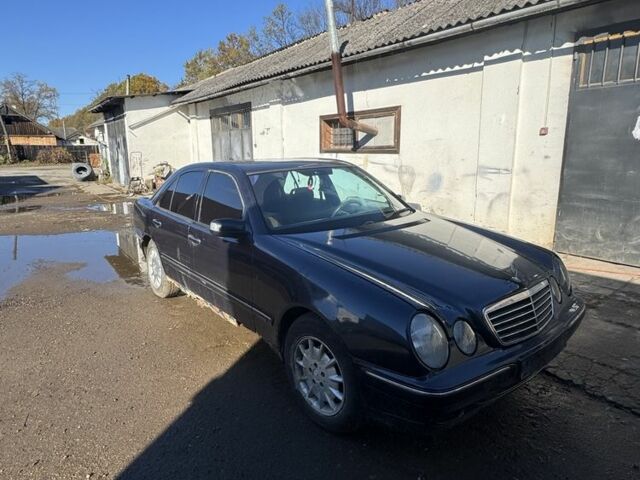 Синій Мерседес 220, об'ємом двигуна 2.2 л та пробігом 300 тис. км за 1650 $, фото 1 на Automoto.ua