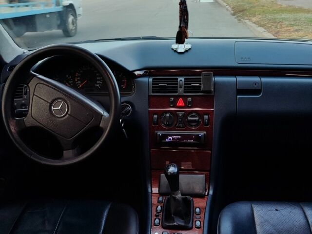 Синий Мерседес 220, объемом двигателя 2.1 л и пробегом 370 тыс. км за 4500 $, фото 5 на Automoto.ua