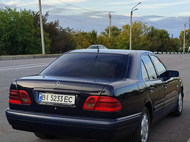 Синий Мерседес 220, объемом двигателя 2.1 л и пробегом 370 тыс. км за 4500 $, фото 1 на Automoto.ua