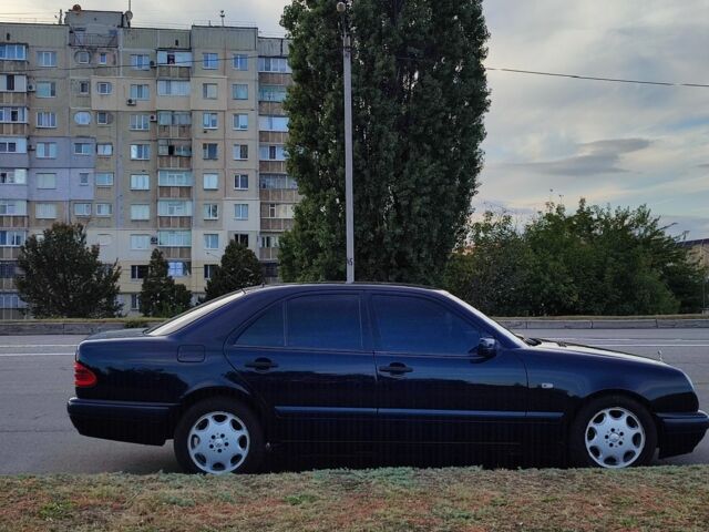 Синий Мерседес 220, объемом двигателя 2.1 л и пробегом 370 тыс. км за 4500 $, фото 4 на Automoto.ua