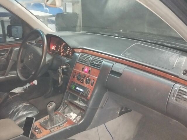 Синій Мерседес 220, об'ємом двигуна 2.2 л та пробігом 349 тис. км за 2300 $, фото 8 на Automoto.ua