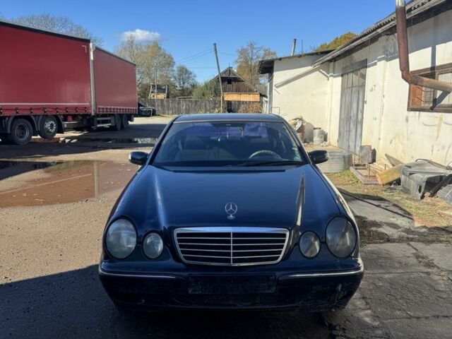 Синій Мерседес 220, об'ємом двигуна 2.2 л та пробігом 300 тис. км за 1650 $, фото 3 на Automoto.ua
