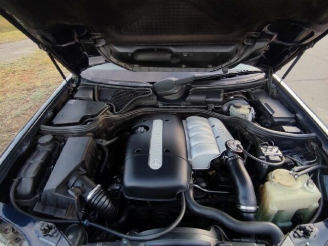 Синий Мерседес 220, объемом двигателя 2.1 л и пробегом 370 тыс. км за 4500 $, фото 3 на Automoto.ua