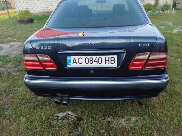 Синий Мерседес 220, объемом двигателя 2.2 л и пробегом 359 тыс. км за 3799 $, фото 4 на Automoto.ua
